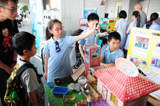 Yaumati Catholic Primary School is presented "The Most Attractive UV Radiation Measurement Device Award, Primary School Category".